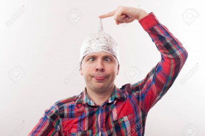 74639681-junger-mann-in-einem-aluhut-stellt-lustige-gesichter-angst-vor-der-strahlung-oder-ausländer.jpg